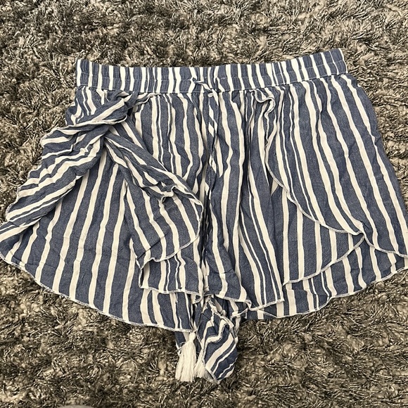 AMERICAN EAGLE SHORTS- SLITS ON SIDES- LIGHTLY WORN - Picture 2 of 4